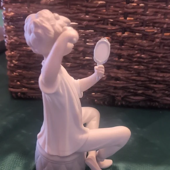 Vintage Lladro, 'Girl with Brush', #1081 RETIRED
